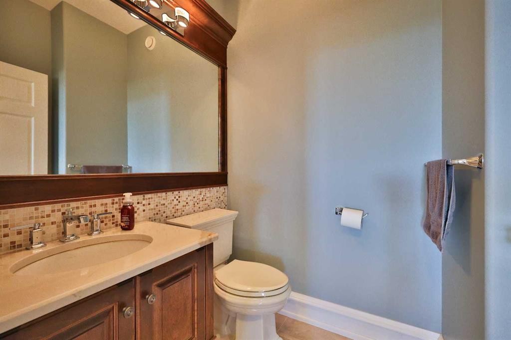 28 Cobblestone Lane, Raymond, AB - Indoor Photo Showing Bathroom
