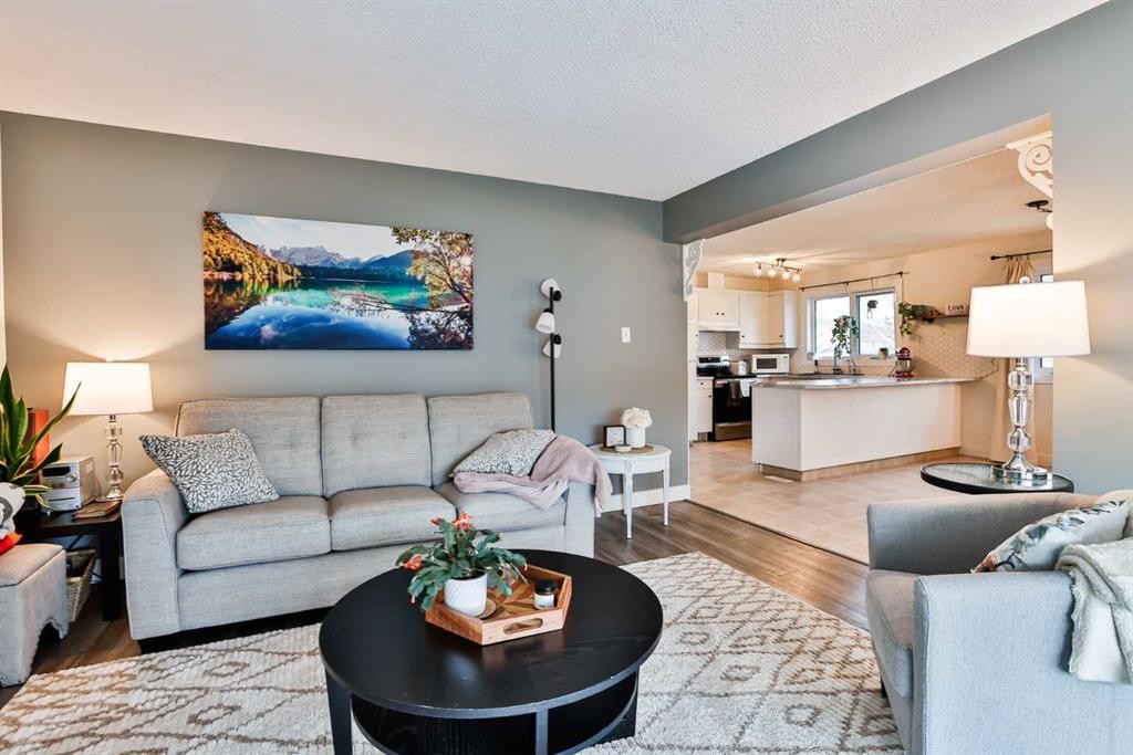 285 Jerry Potts Boulevard West, Lethbridge, AB - Indoor Photo Showing Living Room