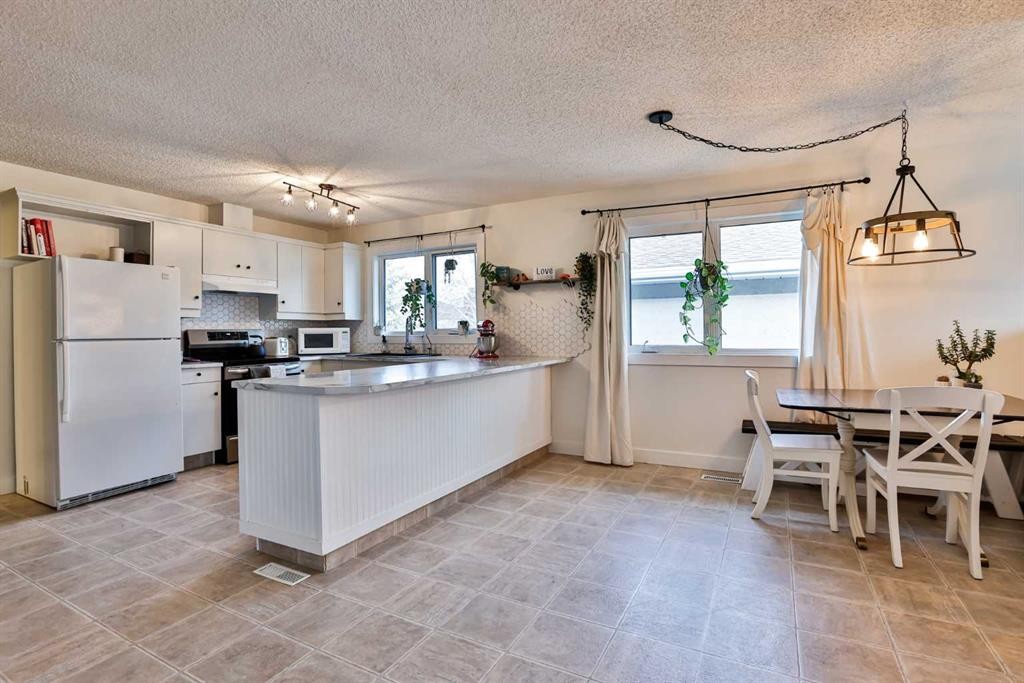 285 Jerry Potts Boulevard West, Lethbridge, AB - Indoor Photo Showing Kitchen With Double Sink