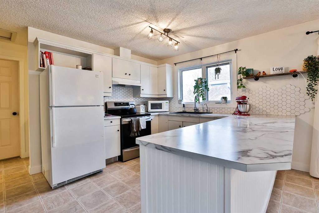 285 Jerry Potts Boulevard West, Lethbridge, AB - Indoor Photo Showing Kitchen