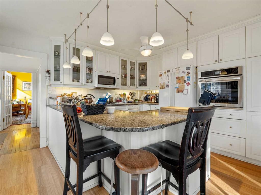 1404 4 Avenue South, Lethbridge, AB - Indoor Photo Showing Kitchen With Upgraded Kitchen