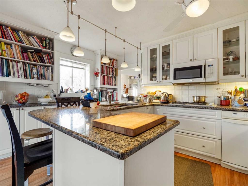 1404 4 Avenue South, Lethbridge, AB - Indoor Photo Showing Kitchen With Upgraded Kitchen