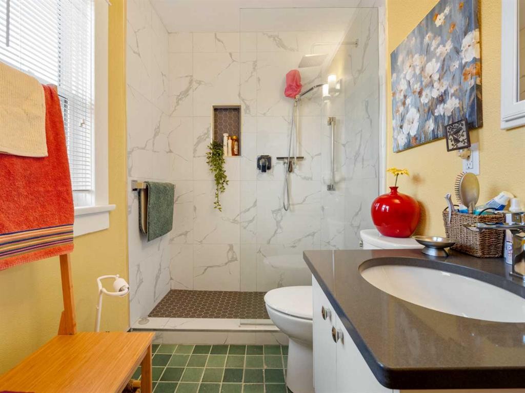 1404 4 Avenue South, Lethbridge, AB - Indoor Photo Showing Bathroom