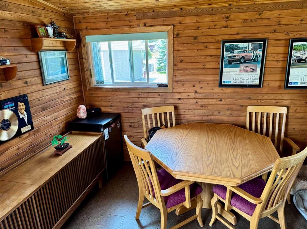 7918 23 Avenue, Coleman, AB - Indoor Photo Showing Dining Room