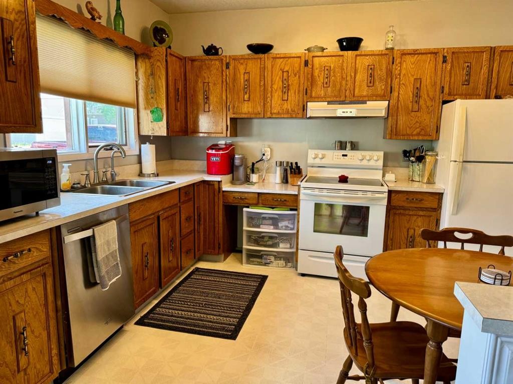 7918 23 Avenue, Coleman, AB - Indoor Photo Showing Kitchen With Double Sink