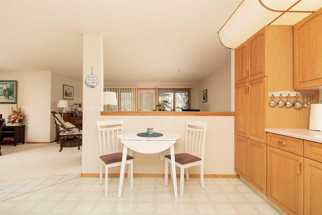 112-75 1 Avenue South, Lethbridge, AB - Indoor Photo Showing Dining Room