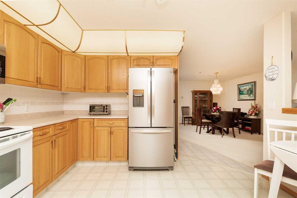 112-75 1 Avenue South, Lethbridge, AB - Indoor Photo Showing Kitchen