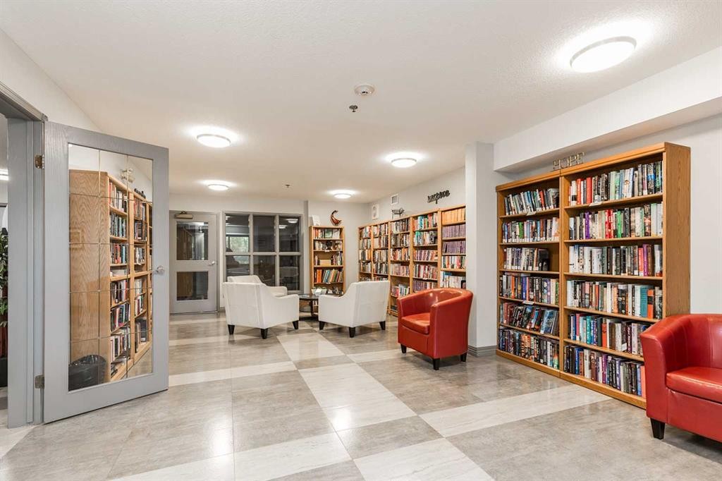 112-75 1 Avenue South, Lethbridge, AB - Indoor Photo Showing Other Room