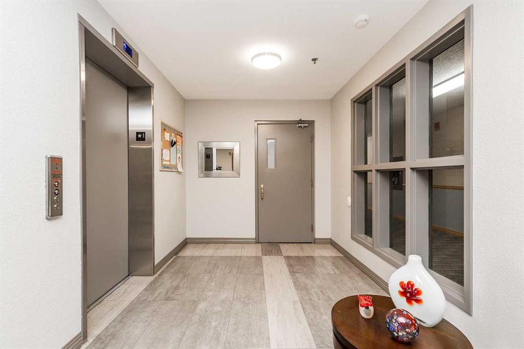 112-75 1 Avenue South, Lethbridge, AB - Indoor Photo Showing Gym Room