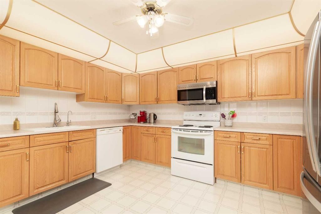 112-75 1 Avenue South, Lethbridge, AB - Indoor Photo Showing Kitchen