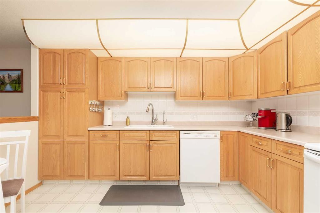 112-75 1 Avenue South, Lethbridge, AB - Indoor Photo Showing Kitchen