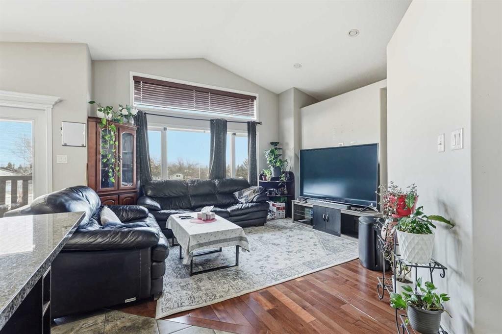 432 Firelight Point West, Lethbridge, AB - Indoor Photo Showing Living Room