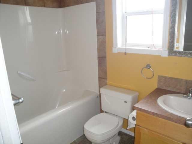 51 Kodiak Boulevard North, Lethbridge, AB - Indoor Photo Showing Bathroom
