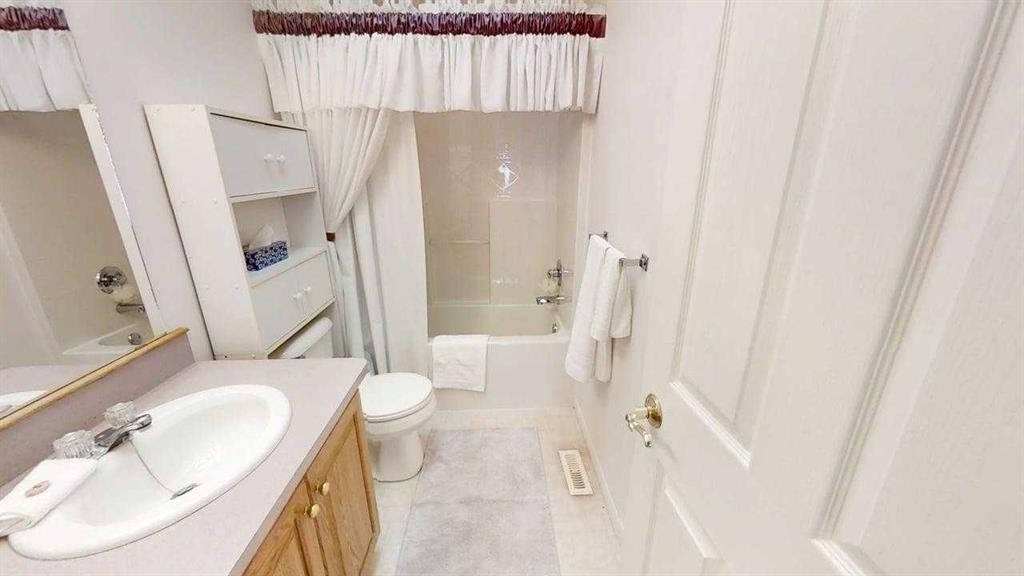 420N 200W, Raymond, AB - Indoor Photo Showing Bathroom