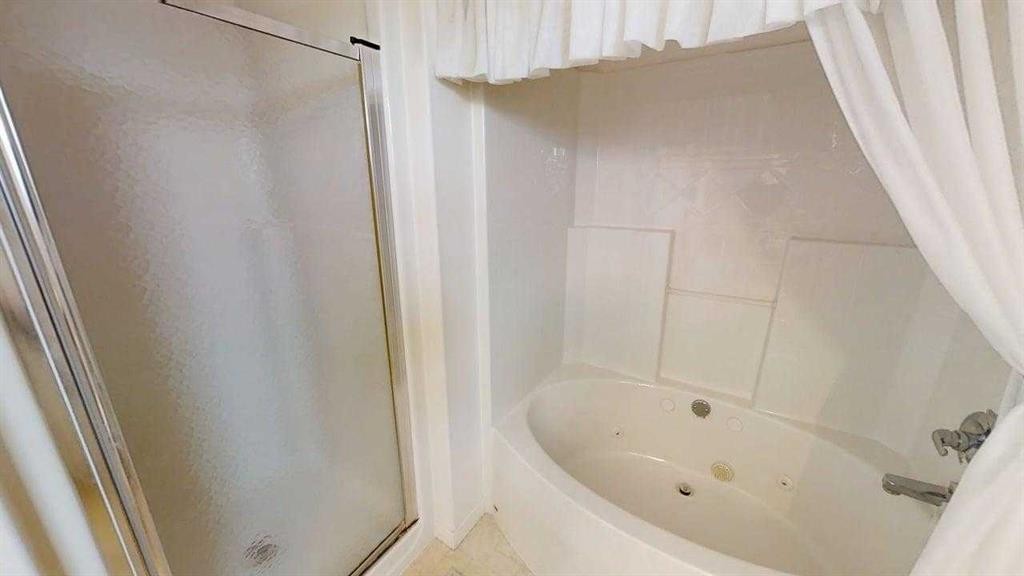 420N 200W, Raymond, AB - Indoor Photo Showing Bathroom