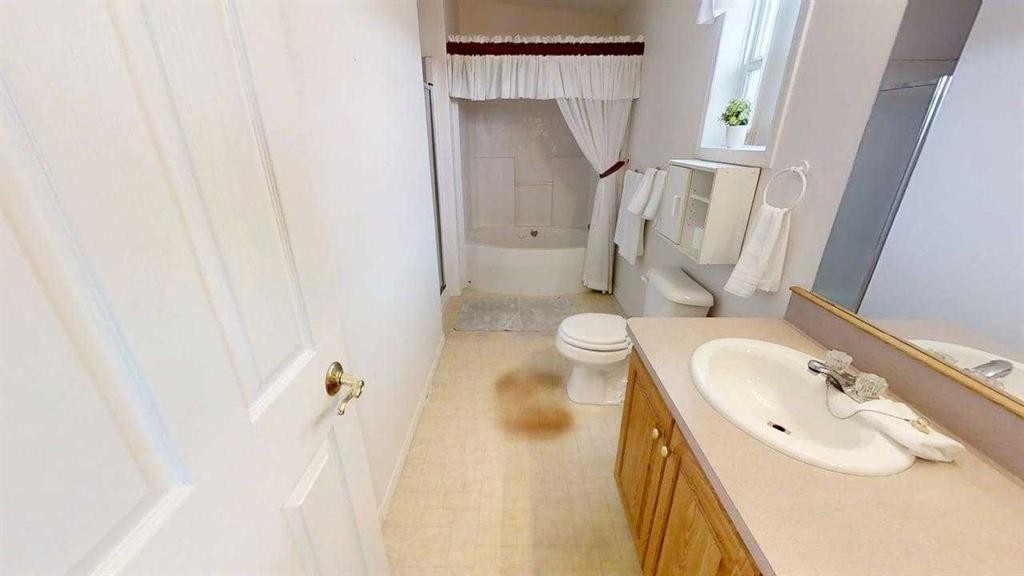 420N 200W, Raymond, AB - Indoor Photo Showing Bathroom