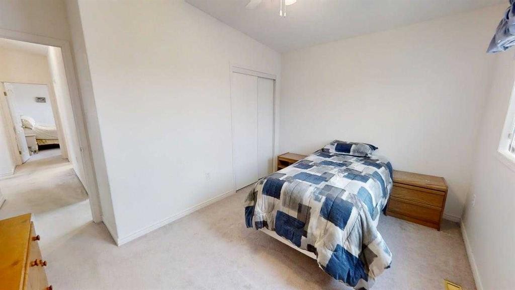 420N 200W, Raymond, AB - Indoor Photo Showing Bedroom