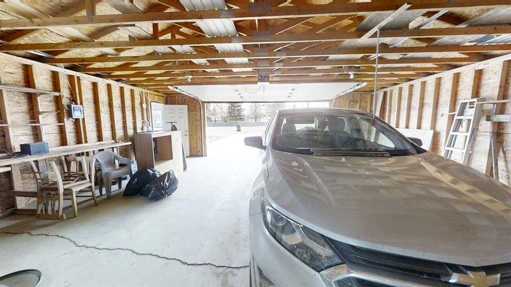 420N 200W, Raymond, AB - Indoor Photo Showing Garage