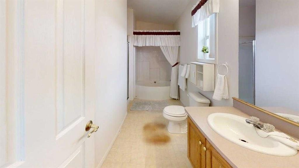 420N 200W, Raymond, AB - Indoor Photo Showing Bathroom