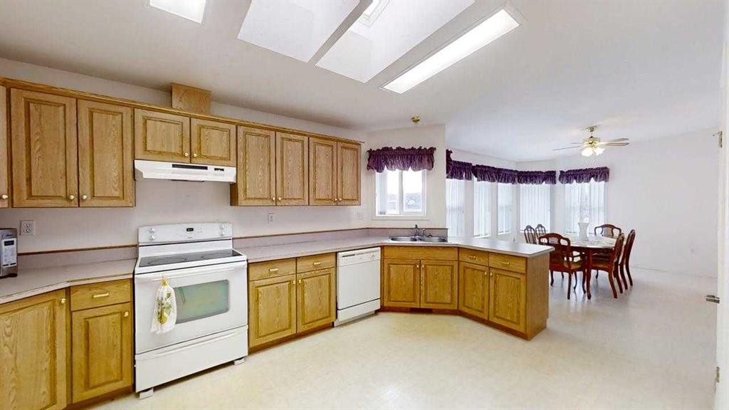 420N 200W, Raymond, AB - Indoor Photo Showing Kitchen