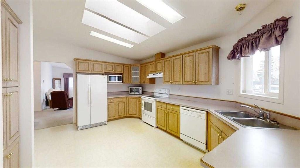 420N 200W, Raymond, AB - Indoor Photo Showing Kitchen With Double Sink