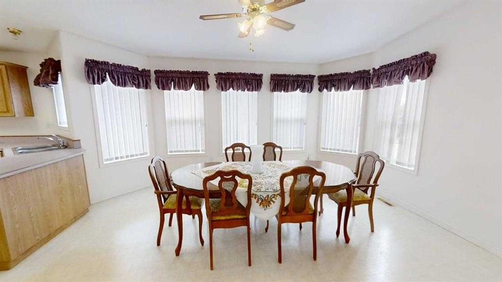 420N 200W, Raymond, AB - Indoor Photo Showing Dining Room