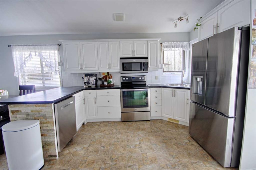 109 3 Avenue East, Barnwell, AB - Indoor Photo Showing Kitchen