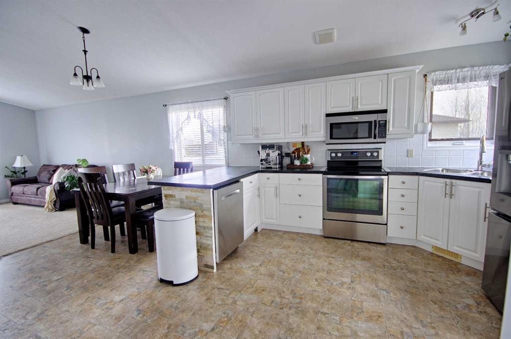 109 3 Avenue East, Barnwell, AB - Indoor Photo Showing Kitchen