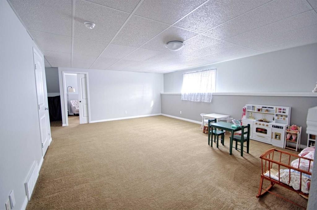 109 3 Avenue East, Barnwell, AB - Indoor Photo Showing Other Room