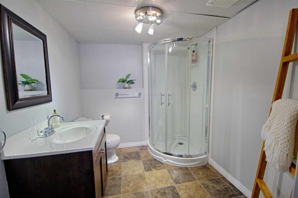 109 3 Avenue East, Barnwell, AB - Indoor Photo Showing Bathroom