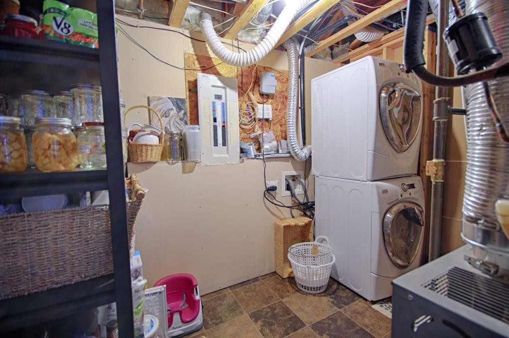 109 3 Avenue East, Barnwell, AB - Indoor Photo Showing Laundry Room