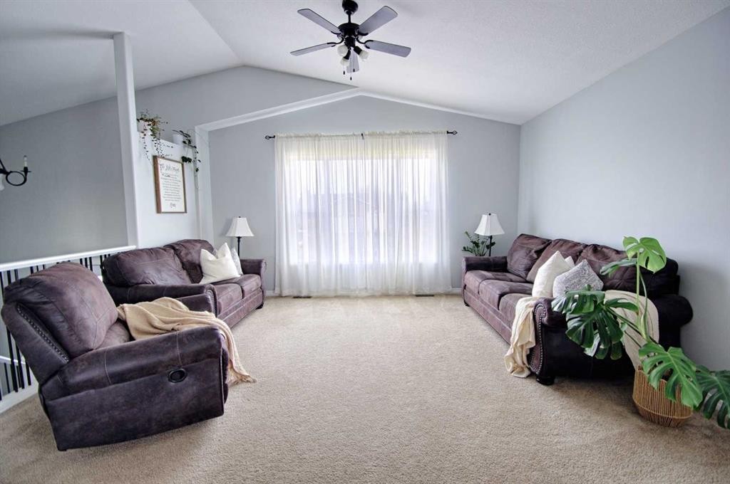 109 3 Avenue East, Barnwell, AB - Indoor Photo Showing Living Room