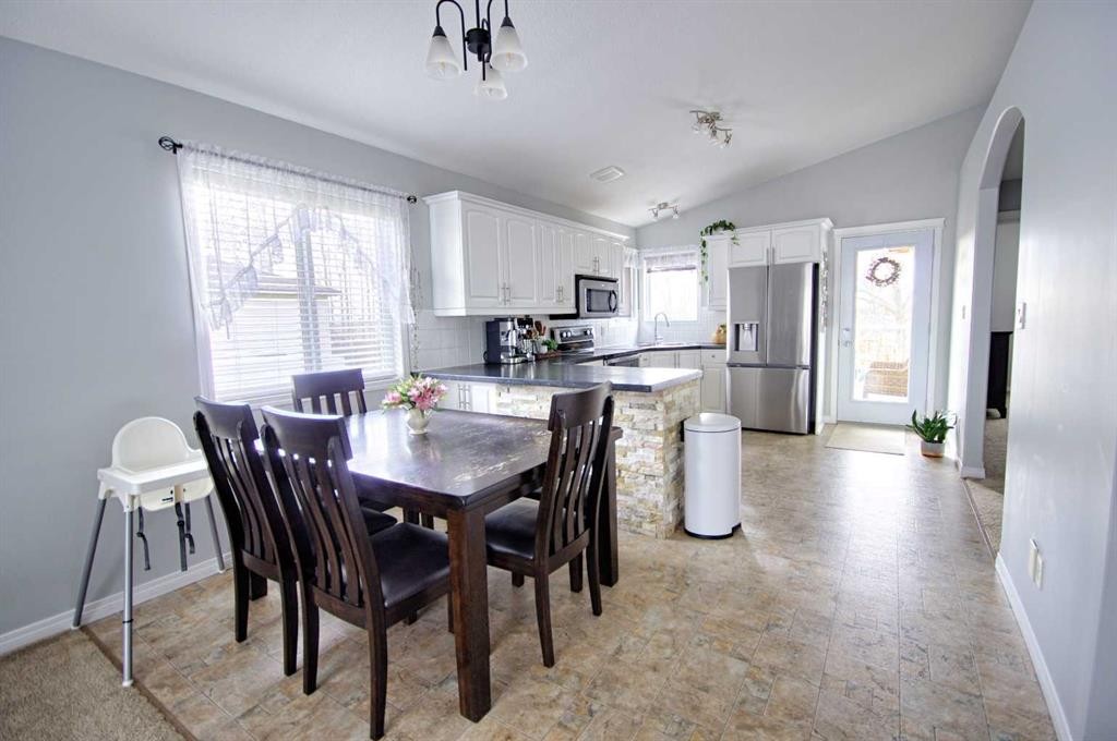 109 3 Avenue East, Barnwell, AB - Indoor Photo Showing Dining Room