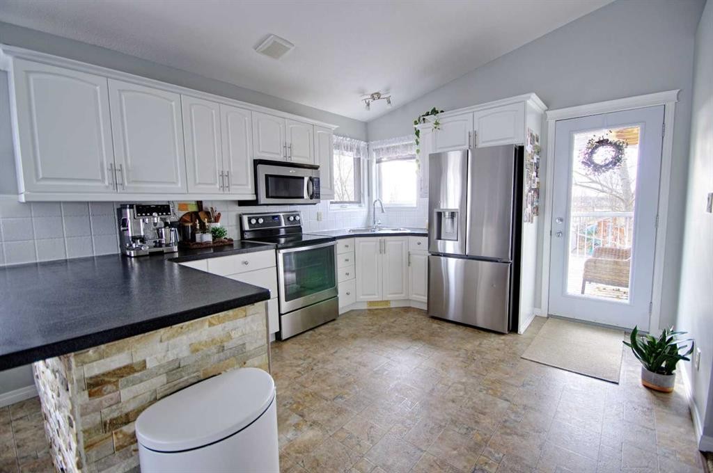 109 3 Avenue East, Barnwell, AB - Indoor Photo Showing Kitchen