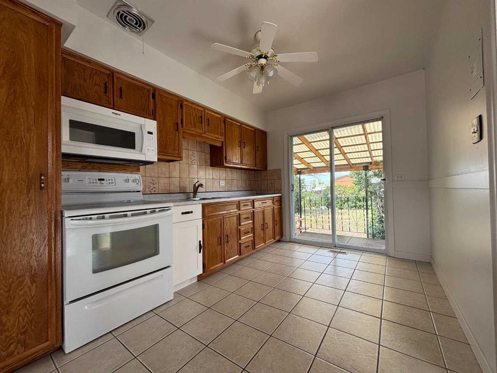307 Centre Avenue, Coutts, AB - Indoor Photo Showing Kitchen