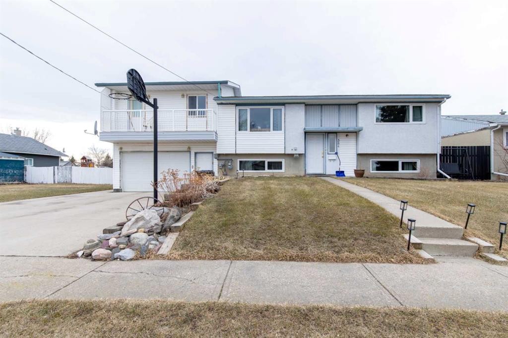 384 N 100 E, Raymond, AB - Outdoor With Balcony