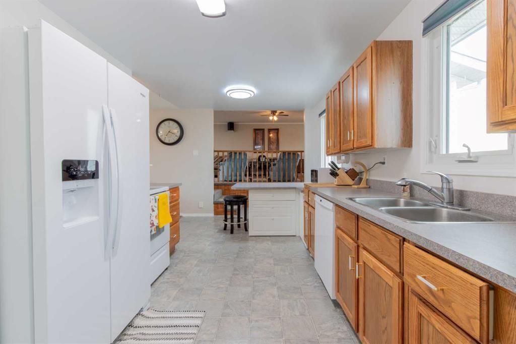 384 N 100 E, Raymond, AB - Indoor Photo Showing Kitchen With Double Sink