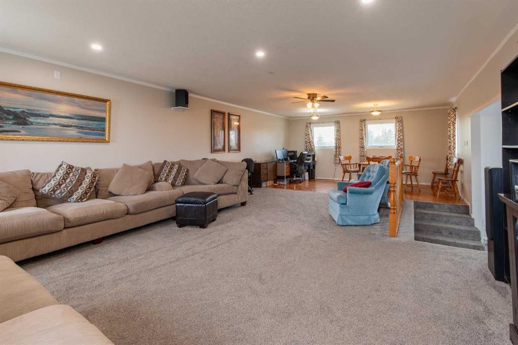 384 N 100 E, Raymond, AB - Indoor Photo Showing Living Room