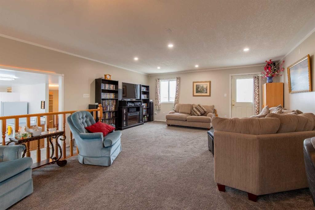 384 N 100 E, Raymond, AB - Indoor Photo Showing Living Room