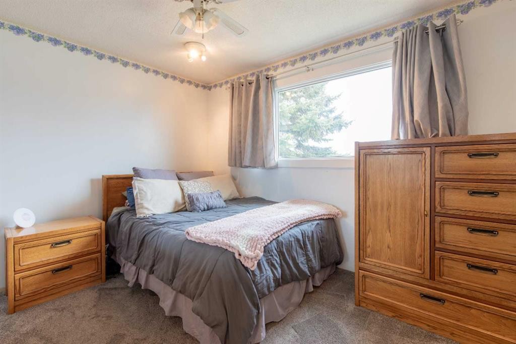 384 N 100 E, Raymond, AB - Indoor Photo Showing Bedroom