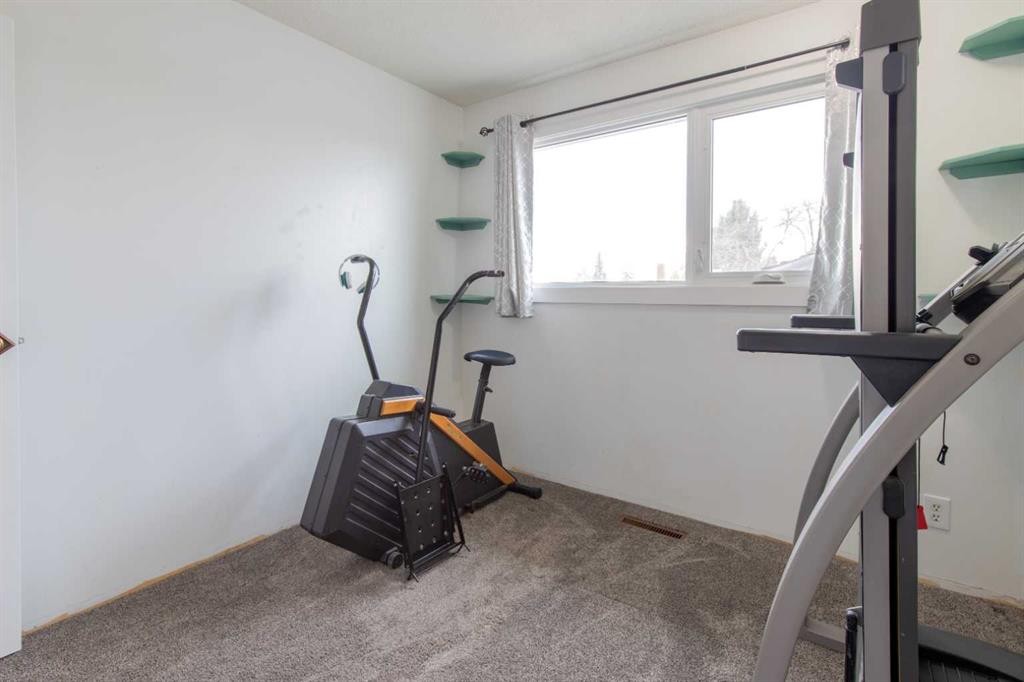 384 N 100 E, Raymond, AB - Indoor Photo Showing Gym Room