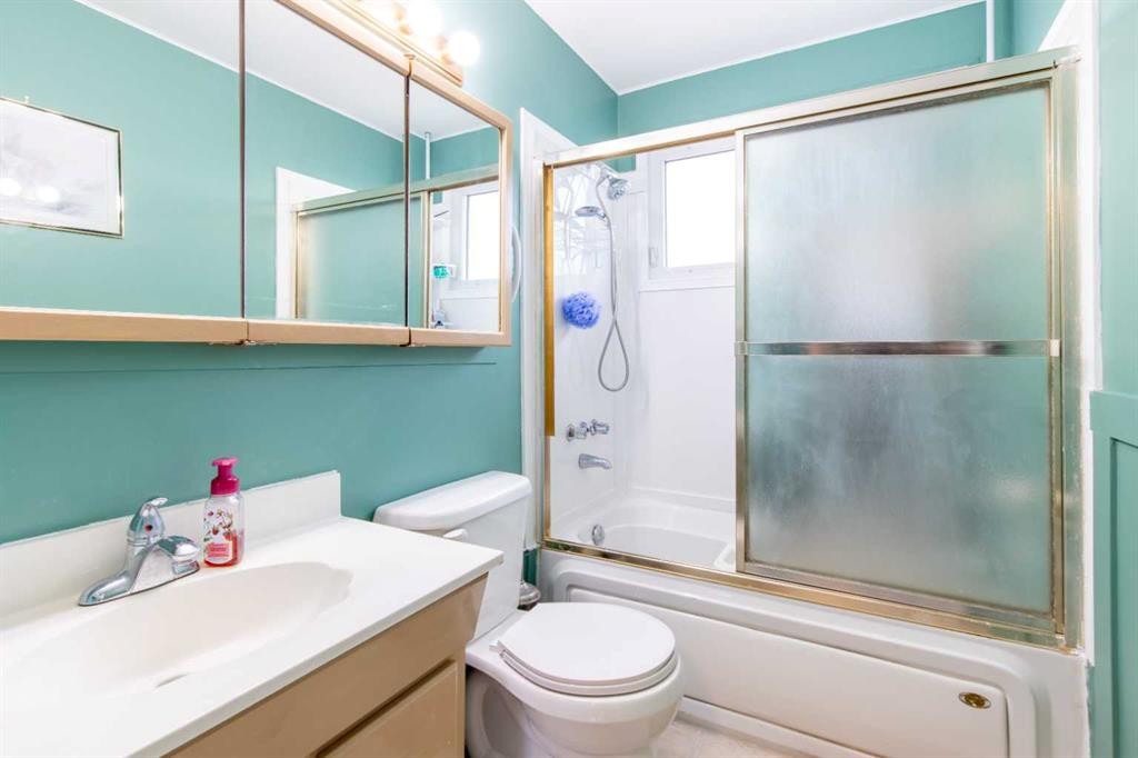 384 N 100 E, Raymond, AB - Indoor Photo Showing Bathroom