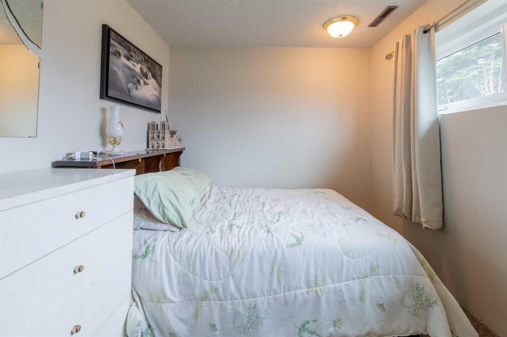 384 N 100 E, Raymond, AB - Indoor Photo Showing Bedroom