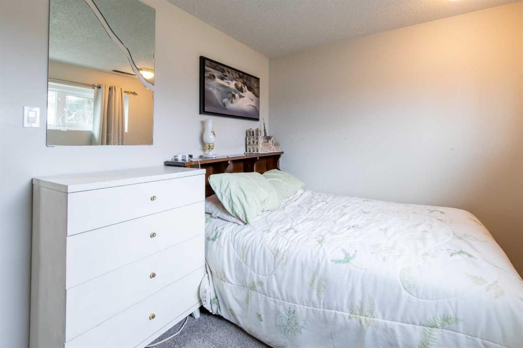 384 N 100 E, Raymond, AB - Indoor Photo Showing Bedroom