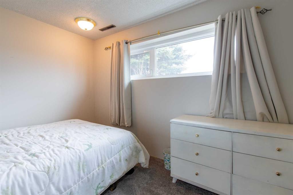 384 N 100 E, Raymond, AB - Indoor Photo Showing Bedroom