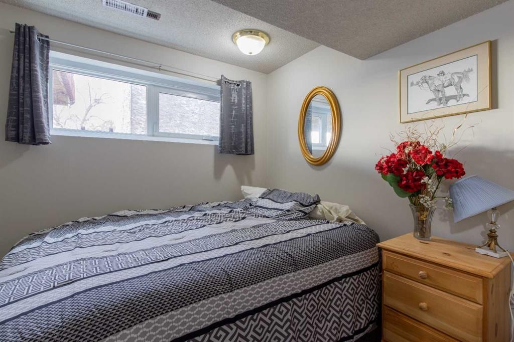 384 N 100 E, Raymond, AB - Indoor Photo Showing Bedroom