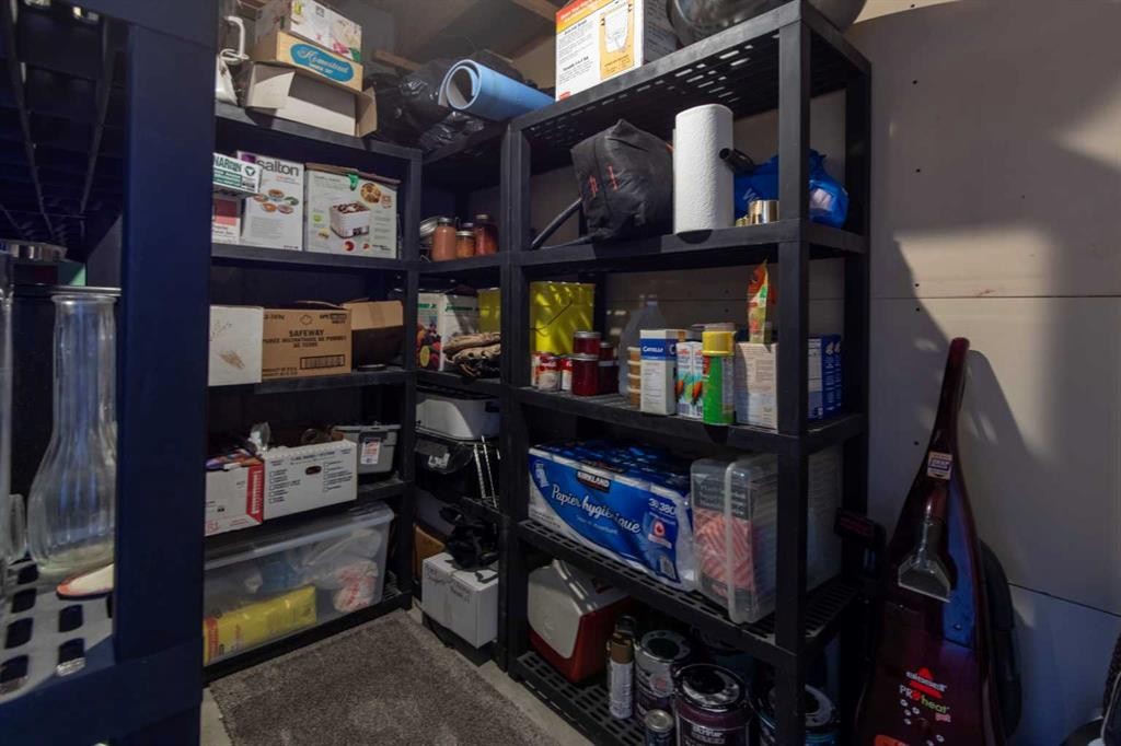 384 N 100 E, Raymond, AB - Indoor With Storage