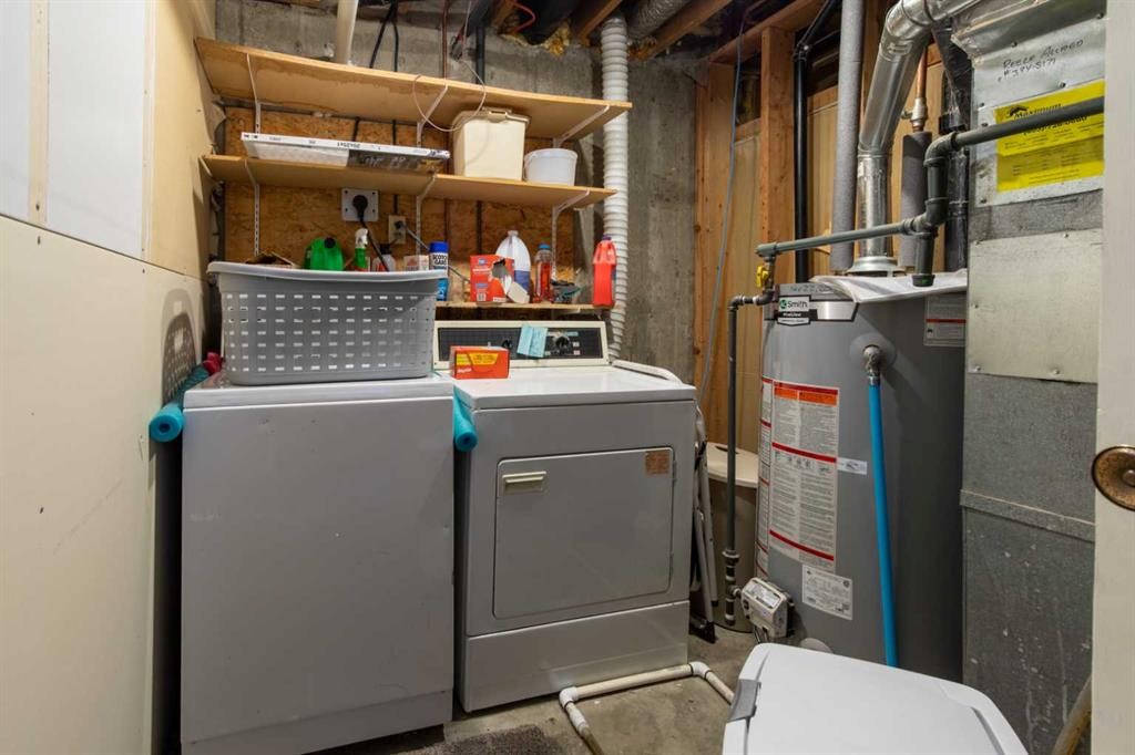 384 N 100 E, Raymond, AB - Indoor Photo Showing Laundry Room