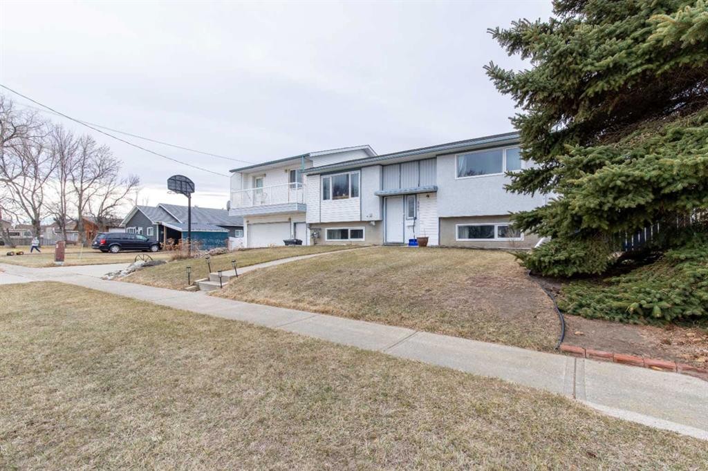 384 N 100 E, Raymond, AB - Outdoor With Balcony