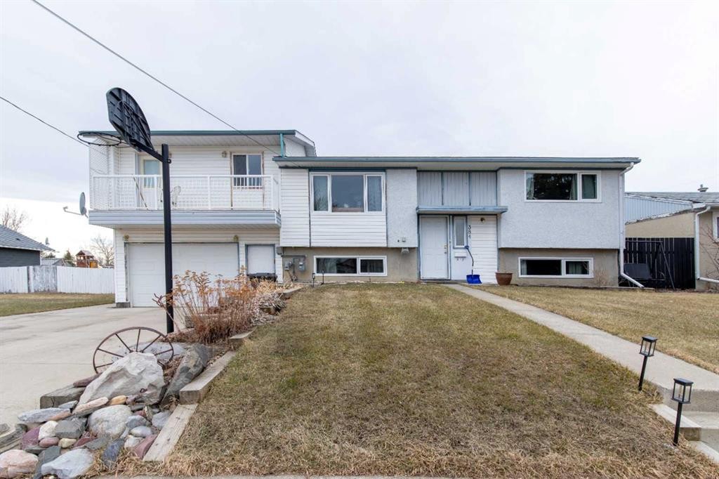 384 N 100 E, Raymond, AB - Outdoor With Balcony